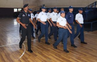 José Mena tiene 17 años (izq.), es el brigadier mayor del Centro de Formación y Entrenamiento Integral (CFEI). Foto: Cortesía.