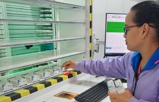 El sistema incorpora un semáforo de inventario que alerta cuando las existencias de un medicamento son bajas. Foto: Cortesía