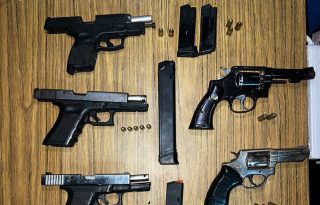 Dentro de un maletín encontraron seis armas de fuego, tipo pistolas y revólver. Foto. Cortesía