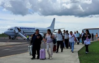 Momento de la llegada de los pasajeros del vuelo proveniente de Quito, Ecuador. Foto: Fanny Arias
