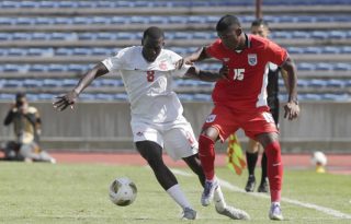 Shayron Stewart (der.) de Panamá disputa el balón contra Emrick Fotsing de Canadá. Foto: EFE