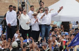 Hernández regresó a Honduras este domingo. Foto: EFE
