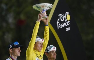 Pogacar festeja su quinto título en el Tour de Francia. Foto: EFE