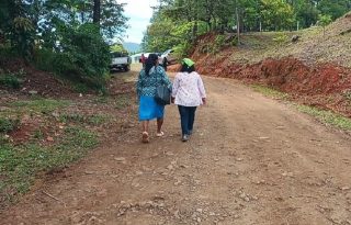 La falta de infraestructura vial dificulta el traslado de enfermos, el acceso de los estudiantes a sus escuelas y el trabajo de los productores, quienes frecuentemente pierden sus cosechas al no tener formas de transportarlas hacia los mercados. Foto. Melquíades Vásquez