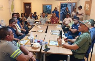 Es lamentable que todavía exista esa cultura equivocada, porque detrás de esa ambulancia va un ser humano que necesita llegar lo más rápido posible a un hospital. Foto. Melquíades Vásquez