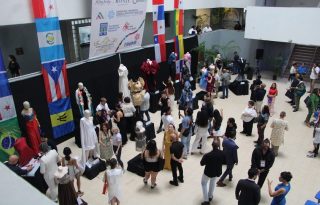 La inauguración oficial se realizó en el vestíbulo de la Facultad de Arquitectura y Diseño de la Universidad de Panamá. Foto: Cortesía