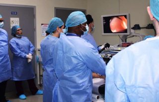 Especialistas panameños y estadounidenses realizan procedimientos en David para reducir la mora hospitalaria.
