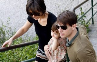 Tom Cruise (d) and Katie Holmes (i) con su hija Suri, en una imagen de 2007. Foto: EFE