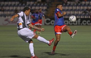  Christian Reyes (izq.) de Diriangén disputa un balón con Yoameth Murillo de Plaza Amador este martes, en un partido de la Copa Centroamericana de Concacaf entre Cacique Diriangén y Plaza Amador en el estadio Nacional en Managua (Nicaragua). Foto: EFE