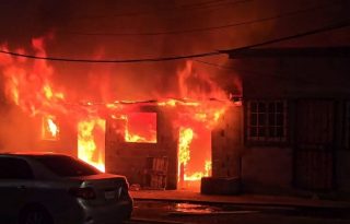 Las autoridades iniciaron una investigación para determinar qué provocó el incendio que dejó a una familia sin nada.