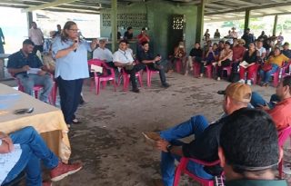 La gobernadora de la provincia de Veraguas, Ildemarta Riera, encabezó la reunión junto con otras autoridades provinciales para mediar entre las partes y evitar que la situación se agrave.
