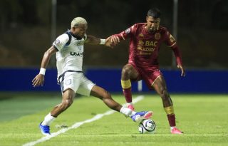 El Saprissa resiste con diez hombres y derrota al UMECIT en Panamá. Foto: EFE