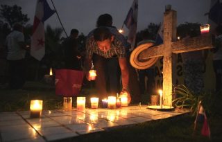 Este jueves hubo vigilia en el cementerio de El Limón. Foto: EFE