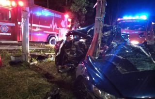 Así quedó el vehículo, como consecuencia del fuerte impacto. Cortesía Bomberos
