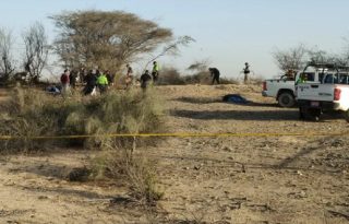 Integrantes la Policía de Perú operan en la zona donde una avioneta que sobrevolaba sobre las Líneas de Nazca se estrelló y dejó trece personas fallecidas, entre ellos 11 turistas, en la municipalidad provincial de Nazca (Perú). EFE/Víctor Quilca
