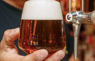 La cerveza es una de las bebidas más populares en el mundo. Foto: EFE / Javier Belver