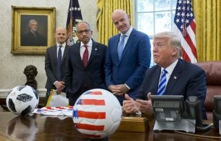 Gianni Infantino (2-d), junto al presidente Donald Trump y Carlos Cordeiro (2-i) y Mattias Grafstrom. Foto ERFE