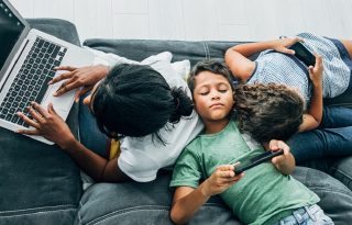 El uso temprano de redes sociales podría estar relacionado con un menor rendimiento académico.