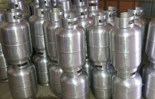 Los comercios que venden el cilindro de 25 libras deben asegurarse que tengan sello de seguridad. Imagen generada con IA