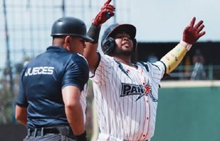 Erasmo Caballero festeja su jonrón ante Cuba. Foto: Fedebeis