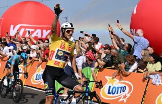 Jonathan Milan celebra su segunda victoria consecutiva en el Tour de Polonia, consolidándose como líder de la clasificación general.
