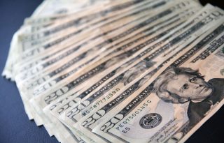 Según informó la Contraloría General de la República, la mayor parte de los recursos, $96.4 millones, será destinada a funcionarios del Gobierno Central. Foto: Pexels