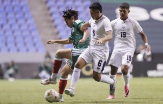 Juan Sigala de México (izq.) disputa el balón con Klissman de Gracia (cent.) de Panamá. Foto: EFE