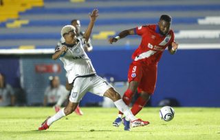 Nicholas Anderson de Umecit (izq.) disputa el balón contra Jorge Benguche, de Olimpia. Foto:EFE