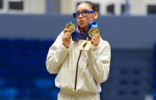 Alyiah Lide De León muestra sus dos medallas de oro. Foto: COP