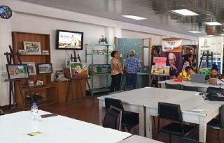 La exposición artística permanecerá abierta al público en la Biblioteca Pública de Santiago, donde los asistentes podrán realizar un recorrido por imágenes y lienzos. Foto. Melquíades Vásquez