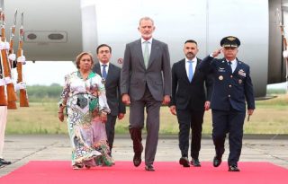 El Rey, recibido con honores a su llegada a Cali para la toma de posesión de Abelardo de la Espriella EFE