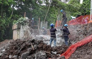 El 14 de marzo de 2026, el antiguo puente tipo Bailey existente en este punto colapsó bajo el peso de un camión que transportaba grano. Foto. Cortesía
