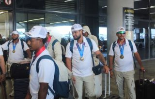 Jugadores del equipo de béisbol de Panamá con sus medallas de oro a su llegada al país. Foto: Fedebeis.