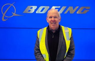 El embajador Alemán en una visita a la planta de BOEING en Charlestone, Carolina del Sur.