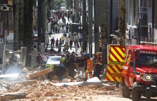 También se informó que entre 20 y 30 viviendas colapsaron en la ciudad de Manizales. Foto EFE