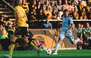 César Blackman (der.) con el equipo de Eslovan Bratislava. Foto: Instagram