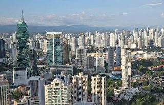 Una edificación puede ofrecer una excelente experiencia de navegación a empleados y visitantes y, simultáneamente, presentar zonas con baja cobertura celular. Foto: Pexels
