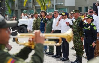 Sigue la búsqueda y rescate de centenares de personas atrapadas bajo los escombros. Foto: EFE