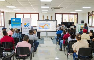 Durante la jornada, expertos y representantes institucionales evaluaron las proyecciones climáticas para la región y elaboraron dictámenes técnicos adecuados a la realidad local. Foto. Cortesía