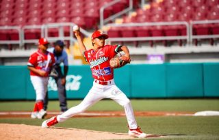 Alams Rodríguez lanzó el primer juego perfecto en la historia de la Serie del Caribe Kids. Foto: Instagram