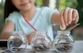 Se recomienda introducir conceptos básicos como ahorrar, gastar e incluso donar. Foto: Ilustrativa / Freepik 