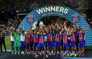 Jugadores del PSG levantan el trofeo de campeones de la Supercopa de Europa. Foto: EFE