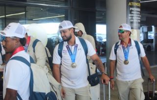 Jugadores del béisbol panameño con la medalla de oro. Foto: Fedebeis