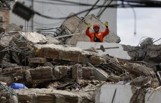 Las labores de búsqueda también cuentan con el apoyo internacional. Foto: EFE