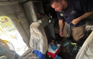 Los binomios realizan recorridos e inspecciones a diferentes vehículos. Foto: Cortesía