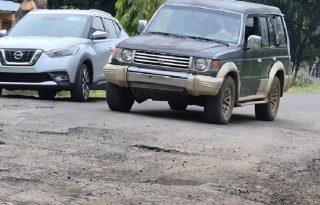 La problemática también preocupa seriamente a quienes dependen directamente de la carretera para sostener sus fuentes de empleo e ingresos. Foto. Thays Domínguez