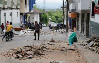 Viviendas con daños causados por el terremoto de magnitud 7,4. Foto: EFE