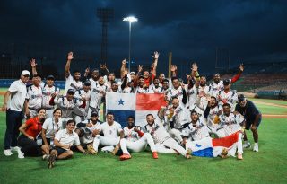 Jugadores de Panamá festejan el título de los Juegos Centroamericanos y del Caribe. Foto: Fedebeis