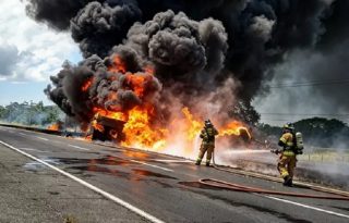 Se detalló que el camión cisterna transportaba cerca de 9 mil galones de combustible Foto. BCBRP