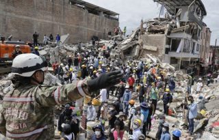 Labores de búsqueda en edificaciones destruidas por el terremoto. Foto: EFE 
